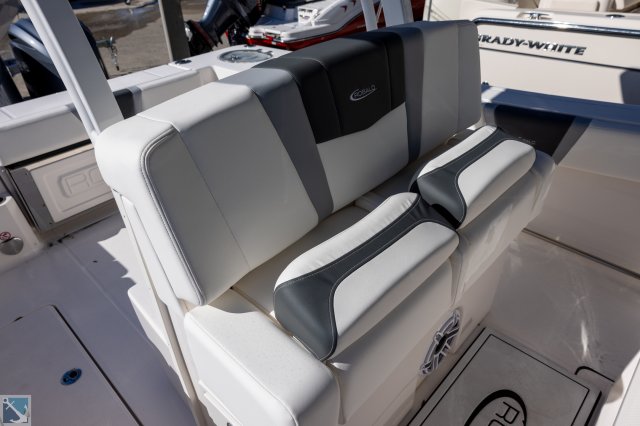 New 2024 Robalo R270  Boat for sale